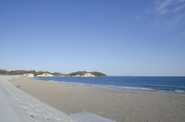 防潮堤の上から眺める菖蒲田浜。松島は金華山まで望める景色のよさでも人気。　撮影:浅野拓也