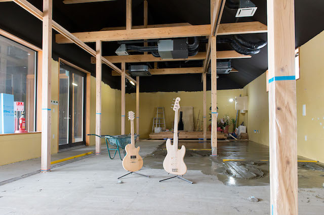 プロムナード内で準備を進めているギター工房。新たな観光コンテンツとしても期待される。(写真:和田剛)
